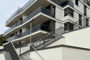 mit Handlauf und farbigen Glas