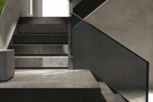 Farbiges Glas mit Edelstahlhandlauf