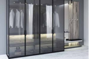 Kleiderschrank mit Glastüren