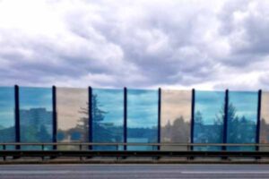 Farbige Schallschutzwand